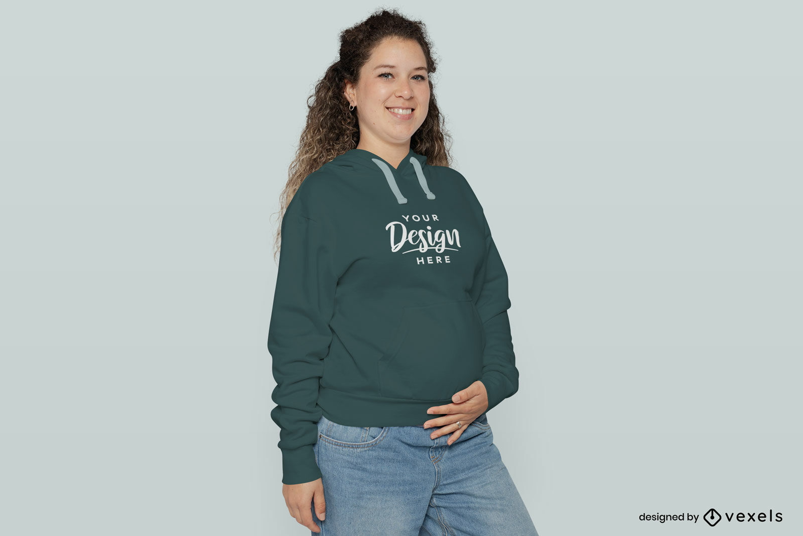 Schwangere Frau, die Bauch-Hoodie-Modell berührt