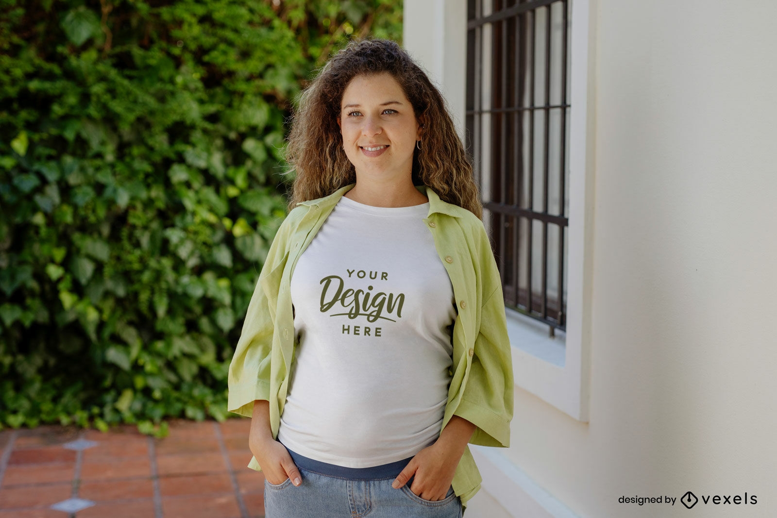 Mujer embarazada contra maqueta de camiseta de ventana