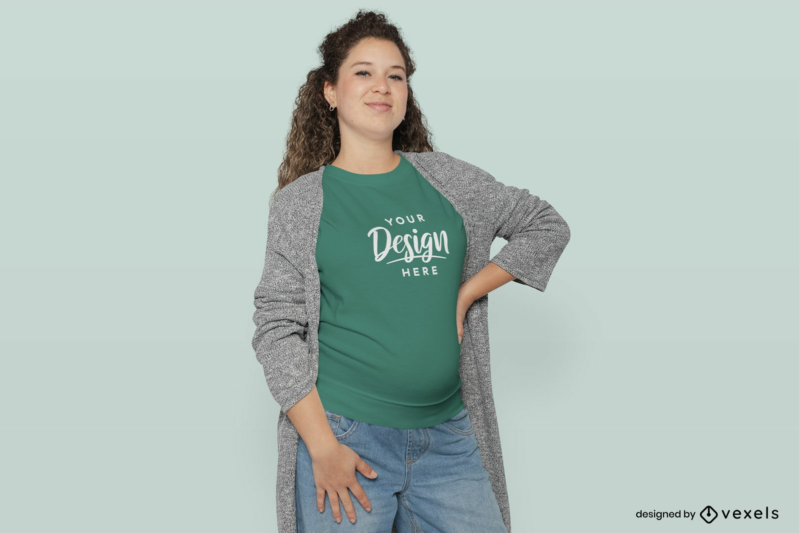 Mulher grávida com a mão na maquete da camiseta na cintura