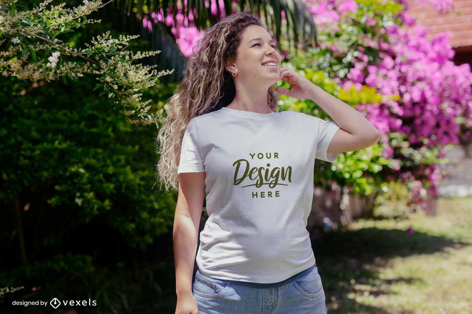 Menina grávida com maquete de camiseta no jardim