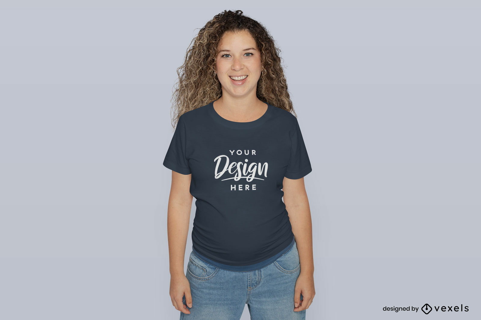 Maquete de t-shirt com fundo sólido de modelo grávida