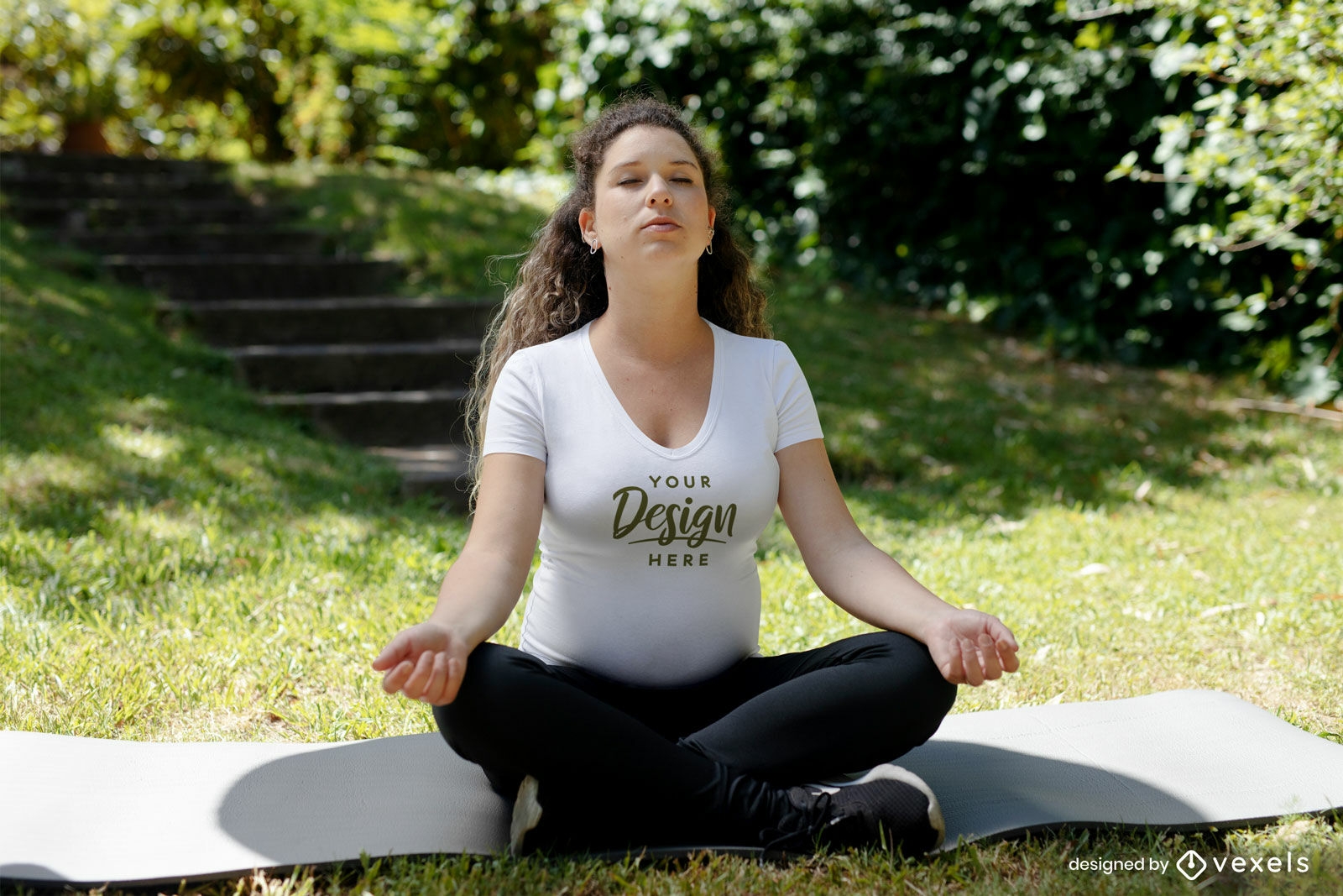 Schwangeres M?dchen, das T-Shirt-Modell meditiert
