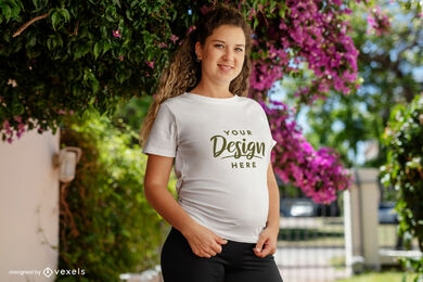 Maqueta de camiseta de niña embarazada en el patio delantero