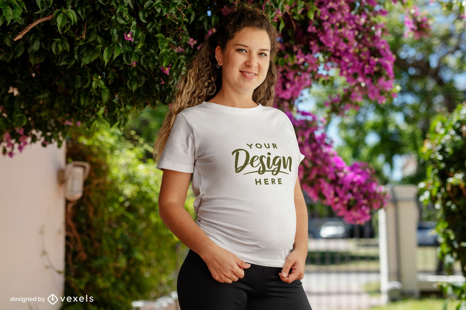 Maqueta de camiseta de ni?a embarazada en el patio delantero