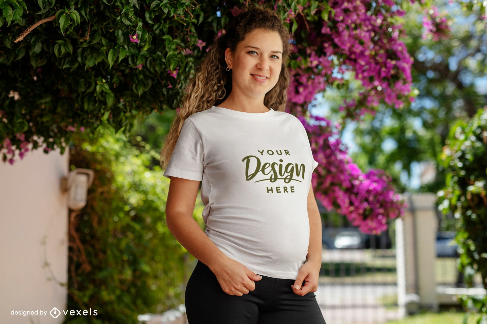 Menina gr?vida em maquete de camiseta no jardim da frente