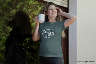 Curly schwangeres Modell T-Shirt Mockup