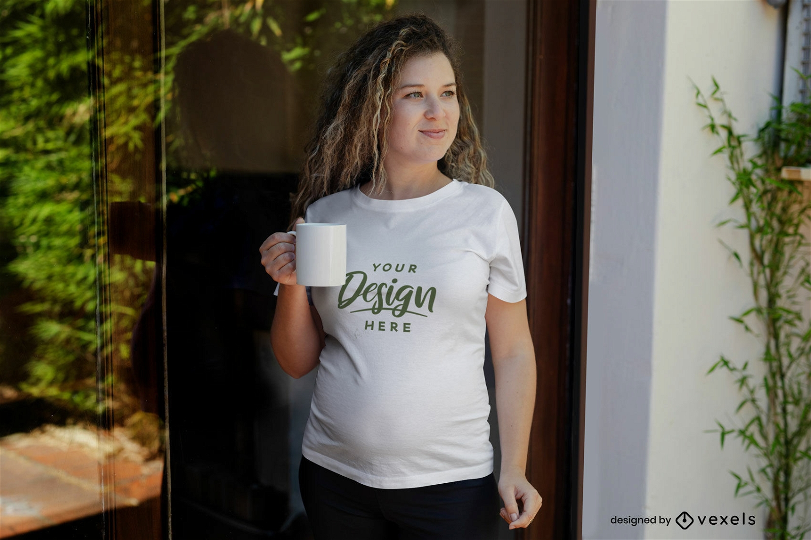 Schwangere Frau mit Becher-T-Shirt-Modell