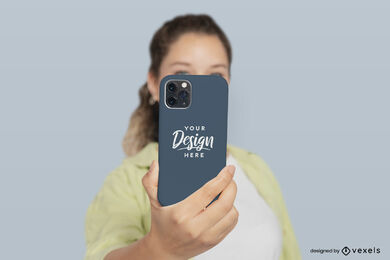 Modelo feminino segurando uma maquete de capa de telefone