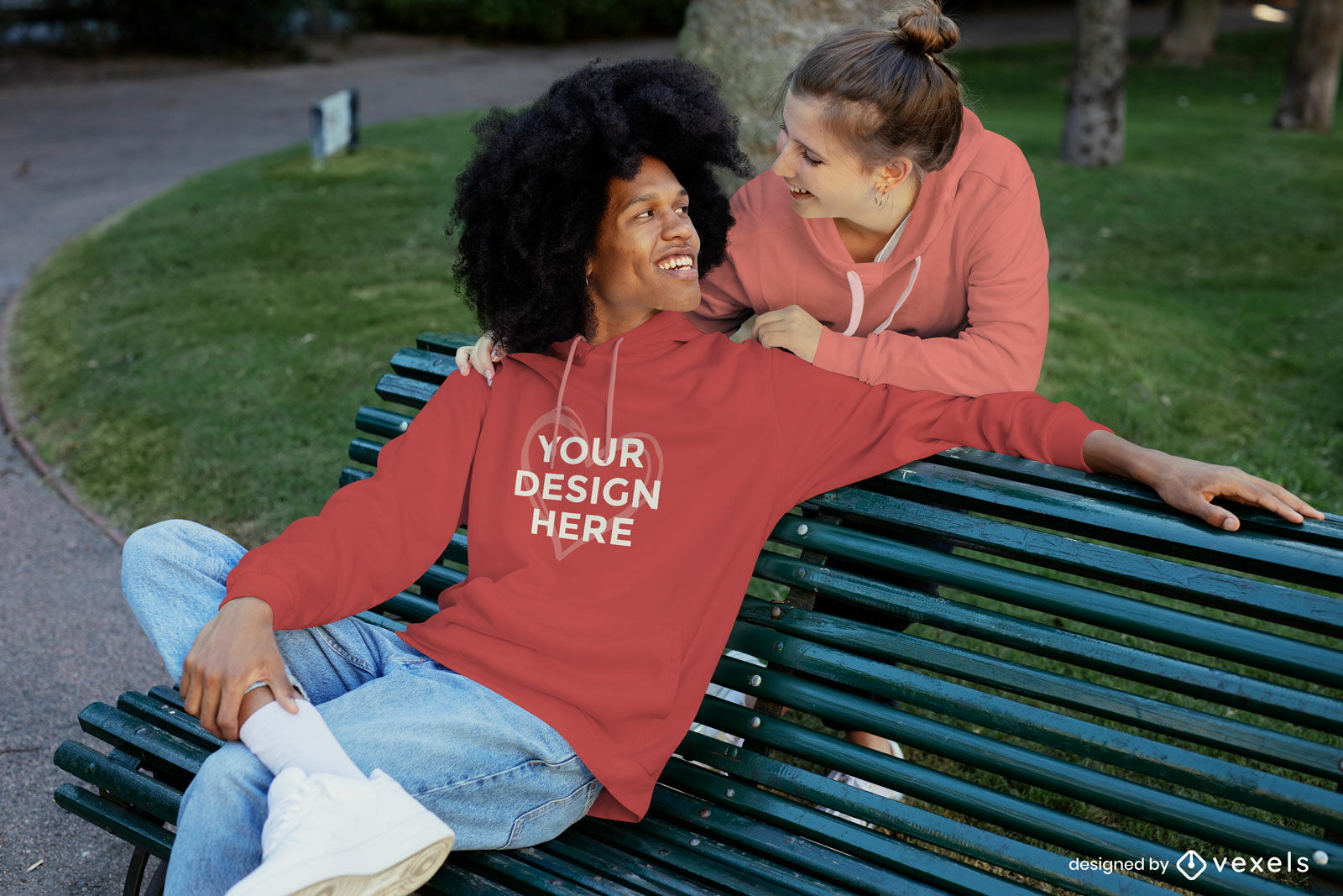 Glückliches Paar im Parkbank-Hoodie-Modell