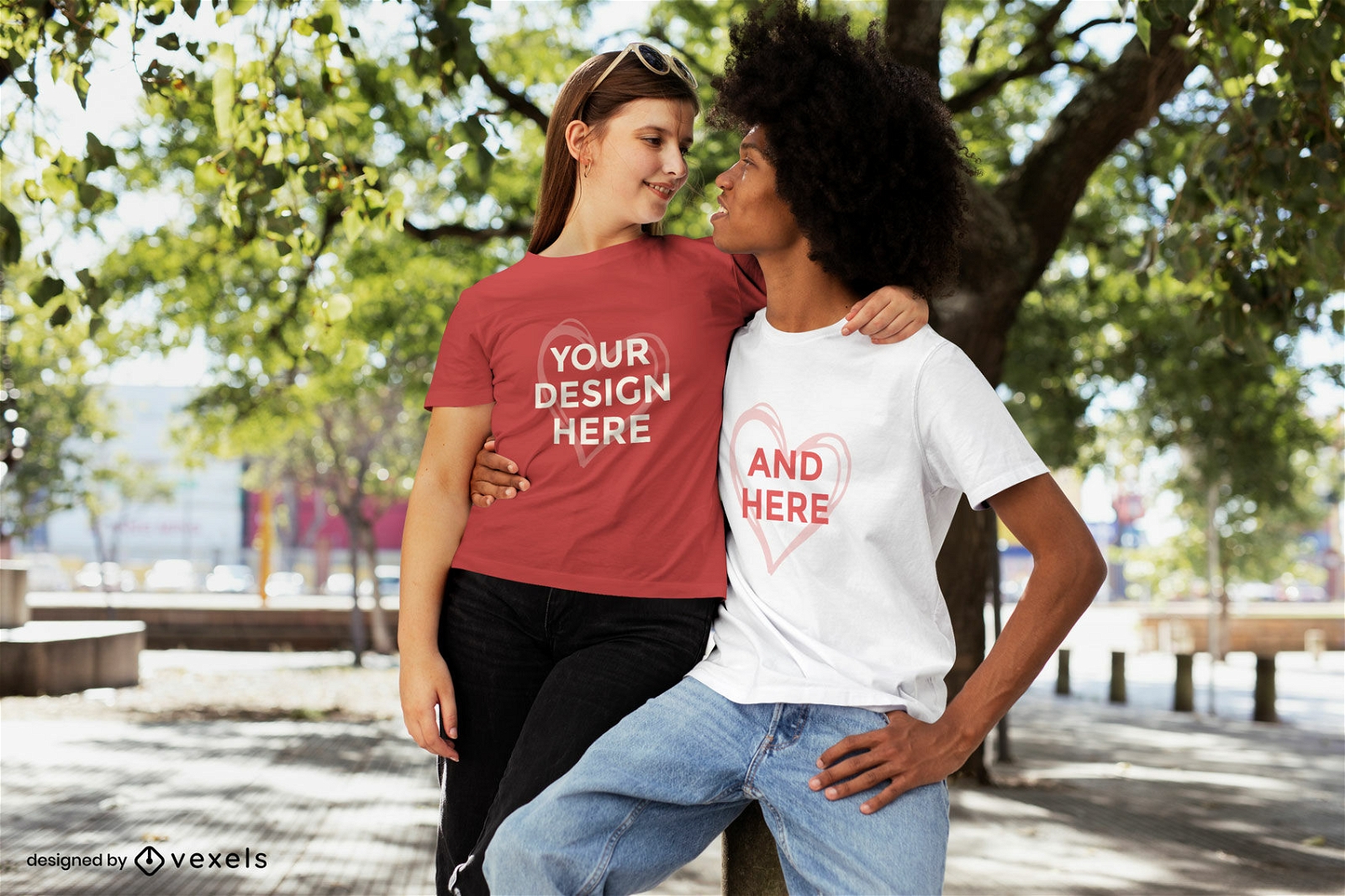 Paar umarmt sich im Park-T-Shirt-Modell