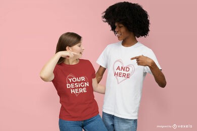 Paar zeigt auf einander T-Shirt-Modell