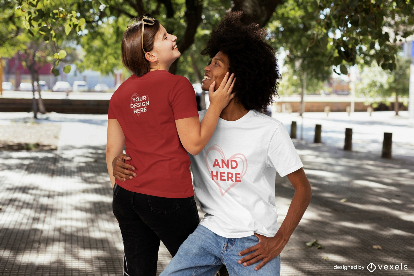 Mann und Frau umarmen sich im Park-T-Shirt-Modell