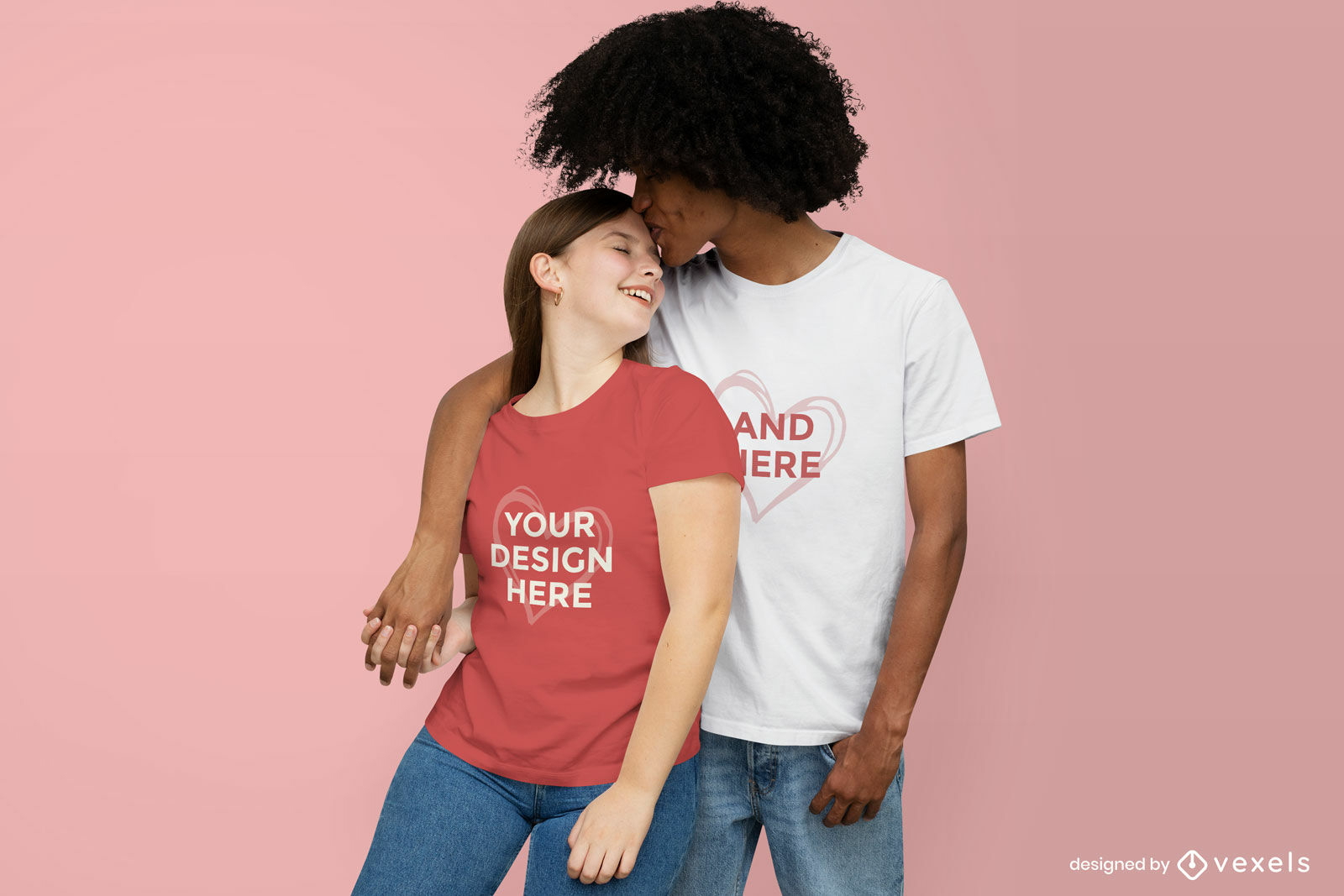 Homem abraçando maquete de camiseta de casal de mulher