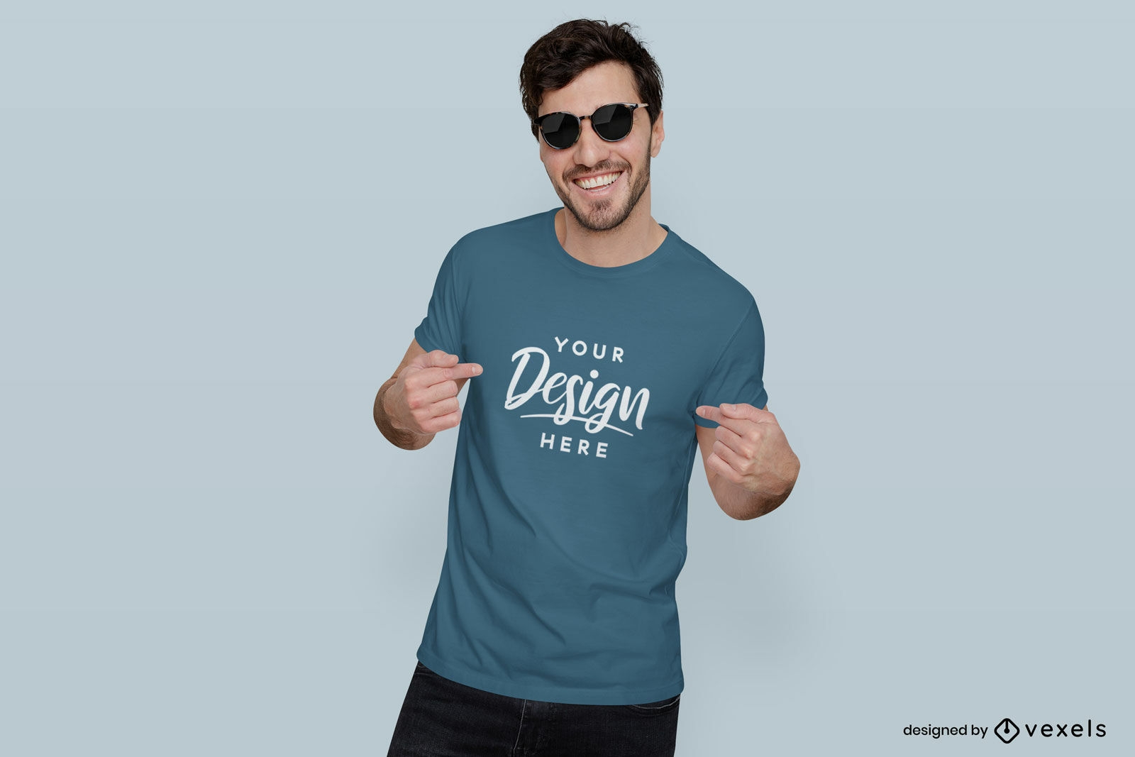 Homem sorrindo com maquete de camiseta de óculos de sol