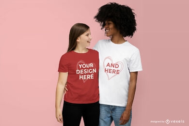 Maqueta de camiseta de hombre y mujer abrazándose y sonriendo