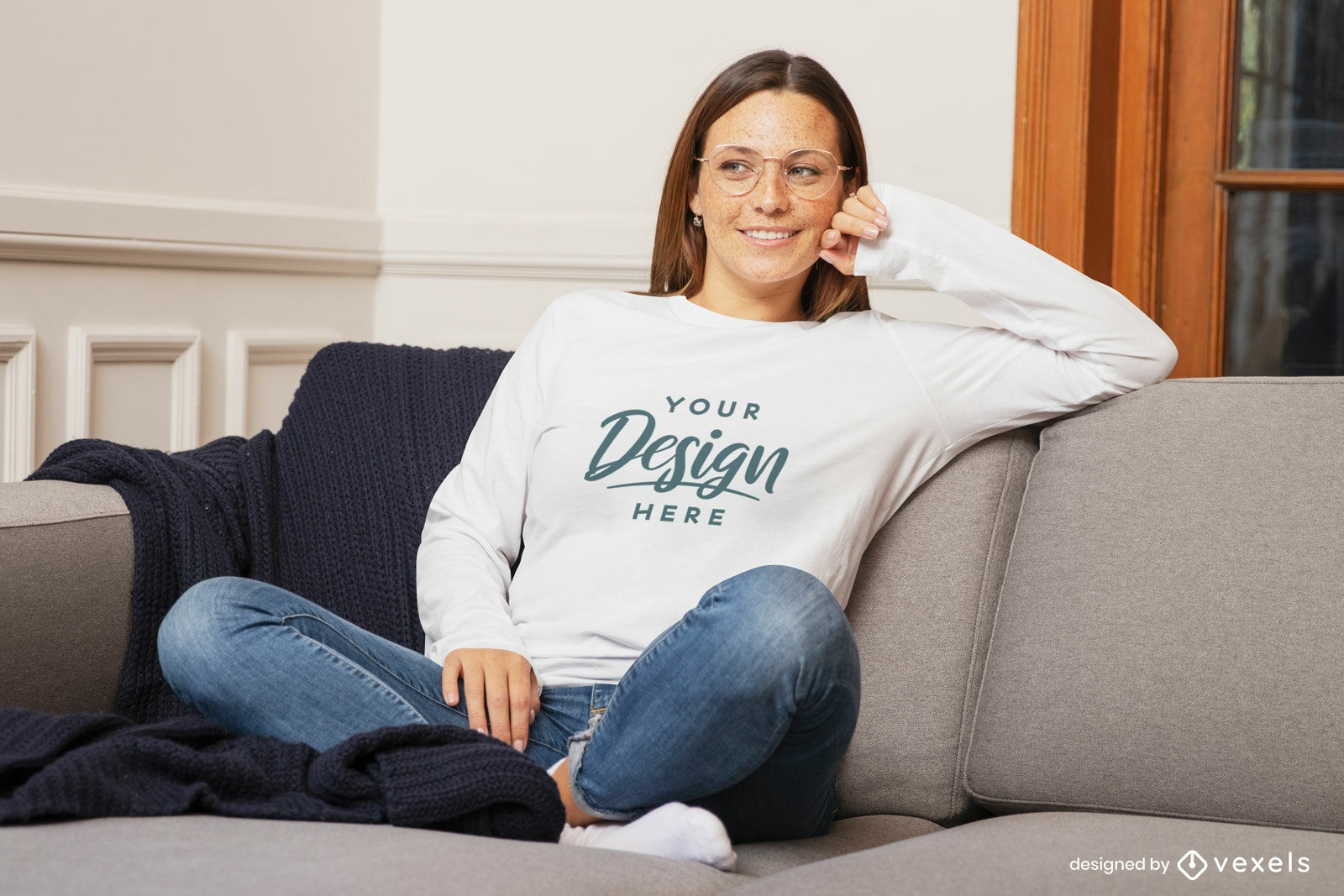 Maqueta de camiseta de manga larga de mujer en sofá