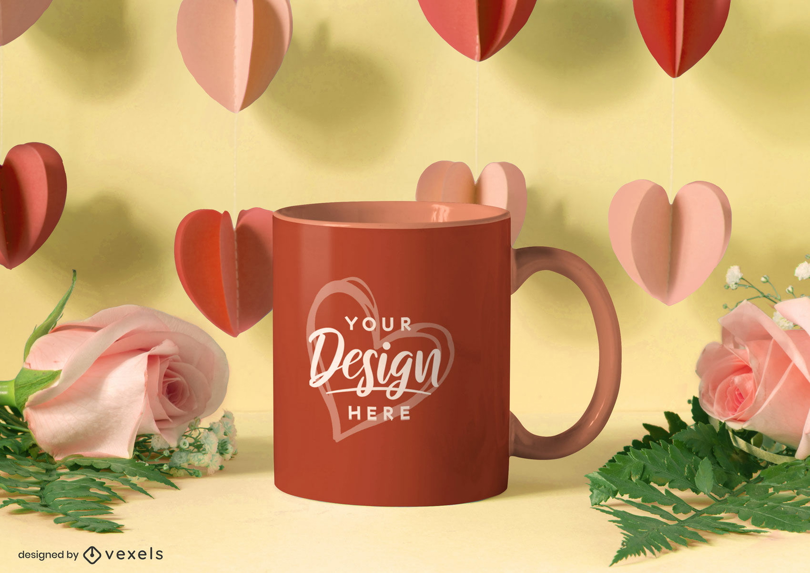 Maquete de caneca de rosas cor de rosa e corações de papel