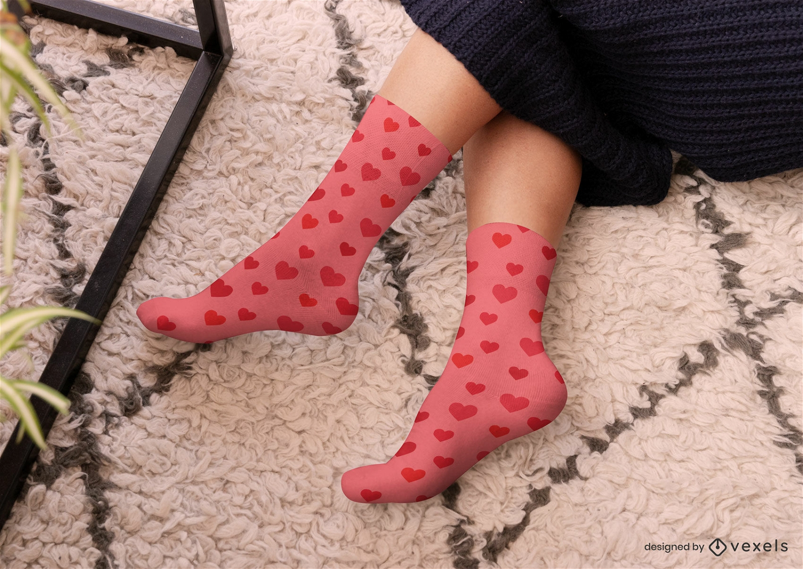 Calcetines del día de san valentín en los pies en maqueta de alfombra