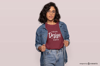 Mujer con maqueta de camiseta de chaqueta de mezclilla