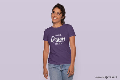 Chica sonriendo y mirando hacia arriba maqueta de camiseta