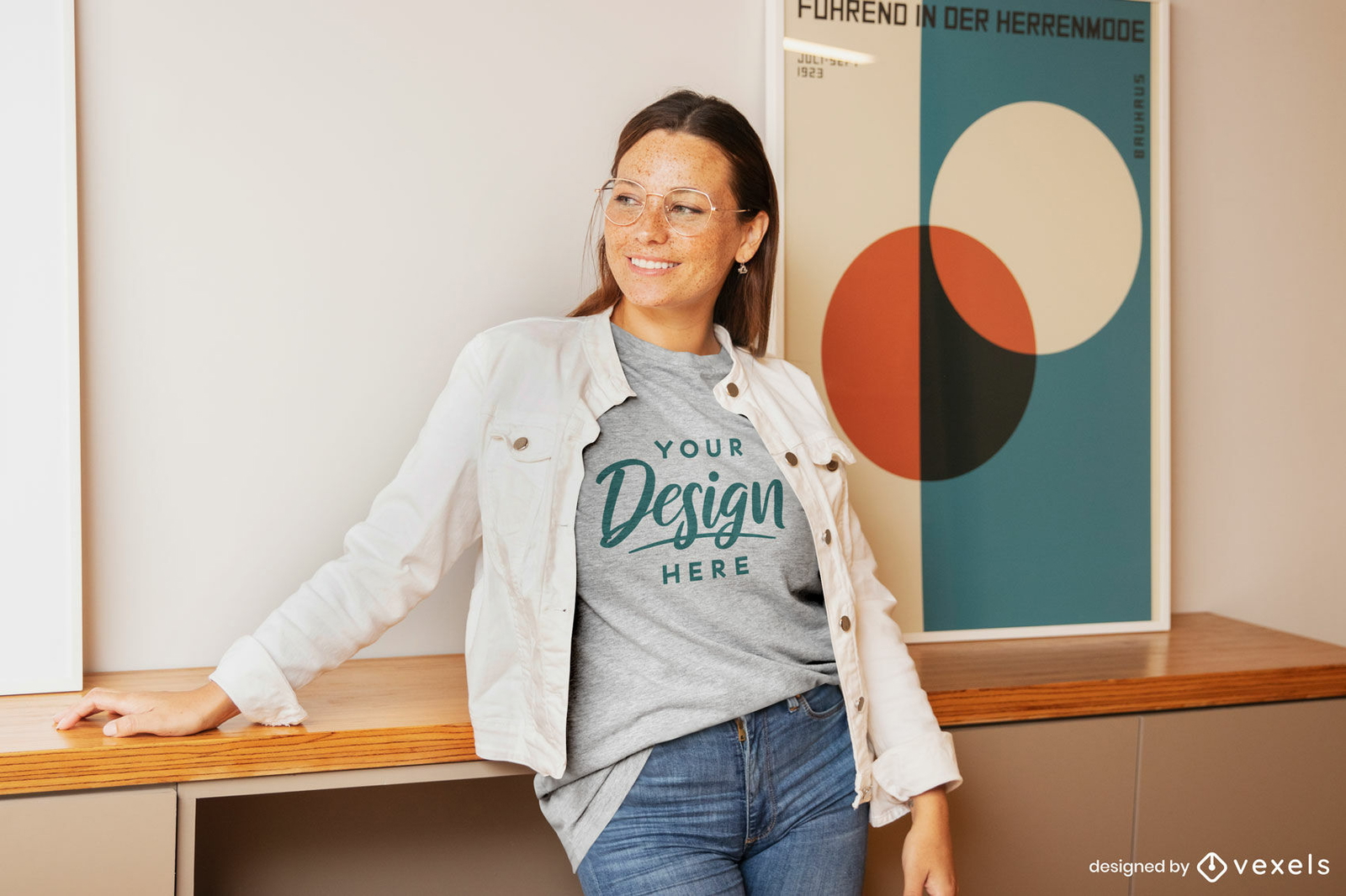 Garota ao lado da maquete de camiseta de pôster