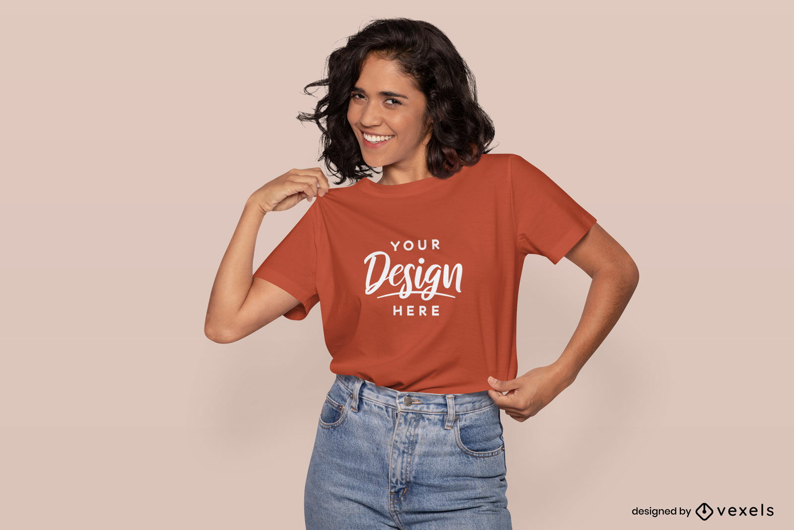 Modelo femenino tocando su diseño de maqueta de camiseta