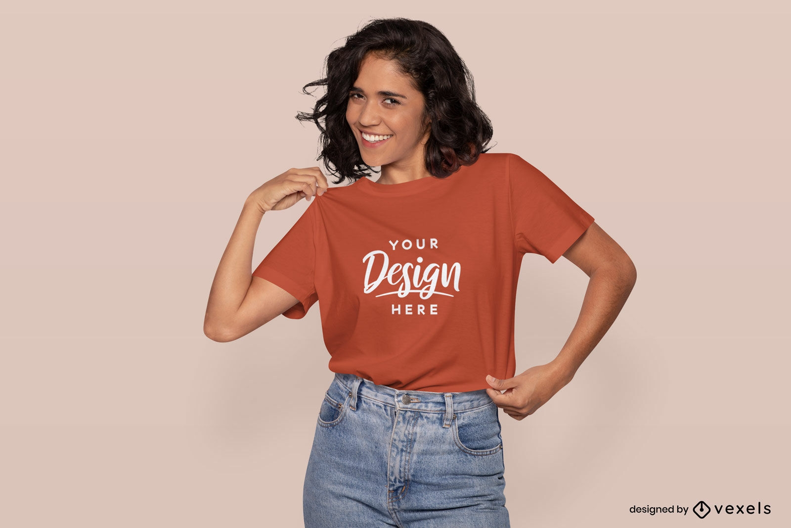 Weibliches Model, das ihr T-Shirt-Mockup-Design ber?hrt