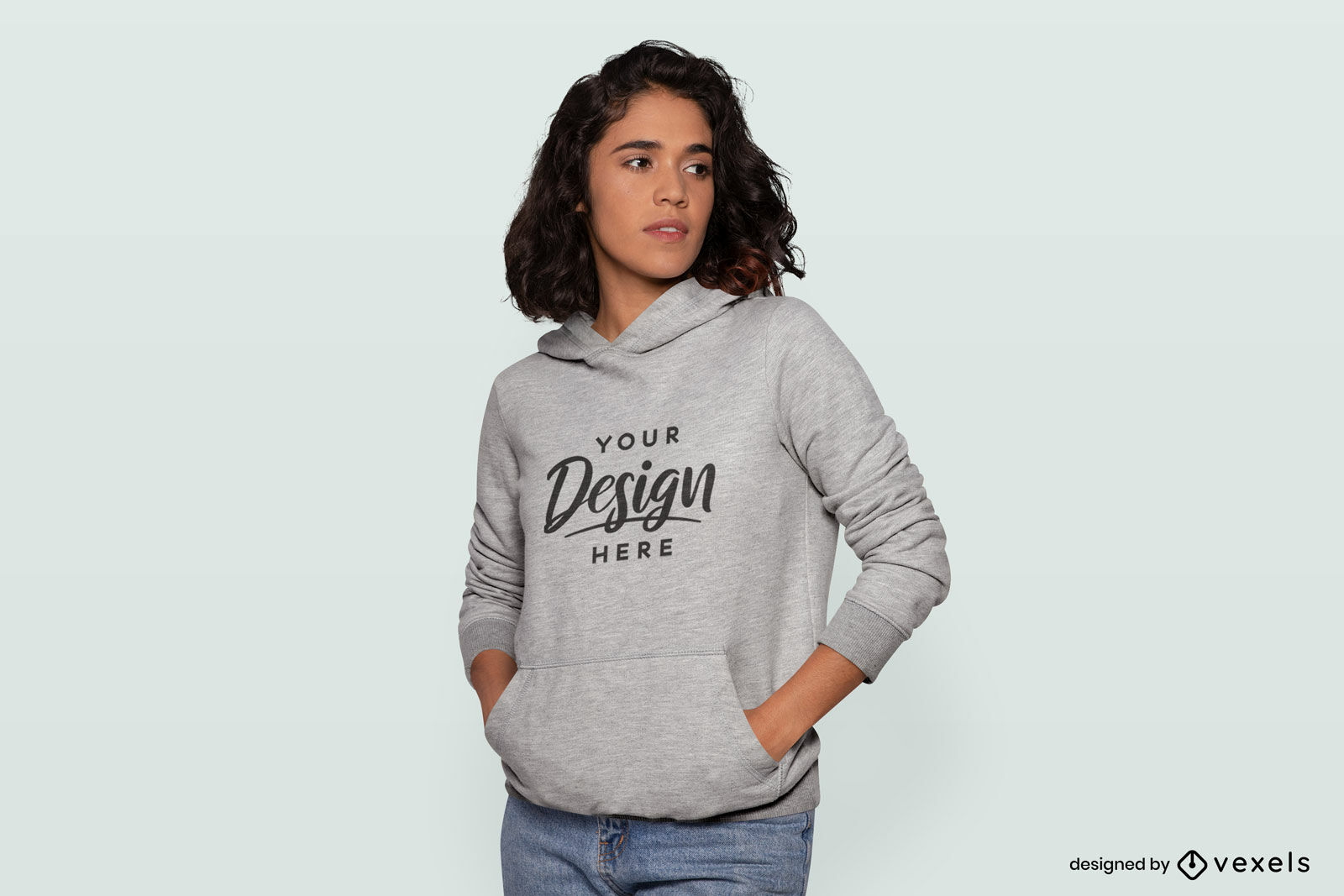 Weibliches Model mit Händen in Taschen-Hoodie-Attrappe