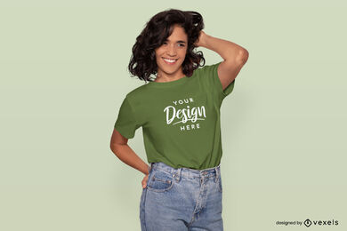 Garota tocando sua maquete de camiseta de cabelo