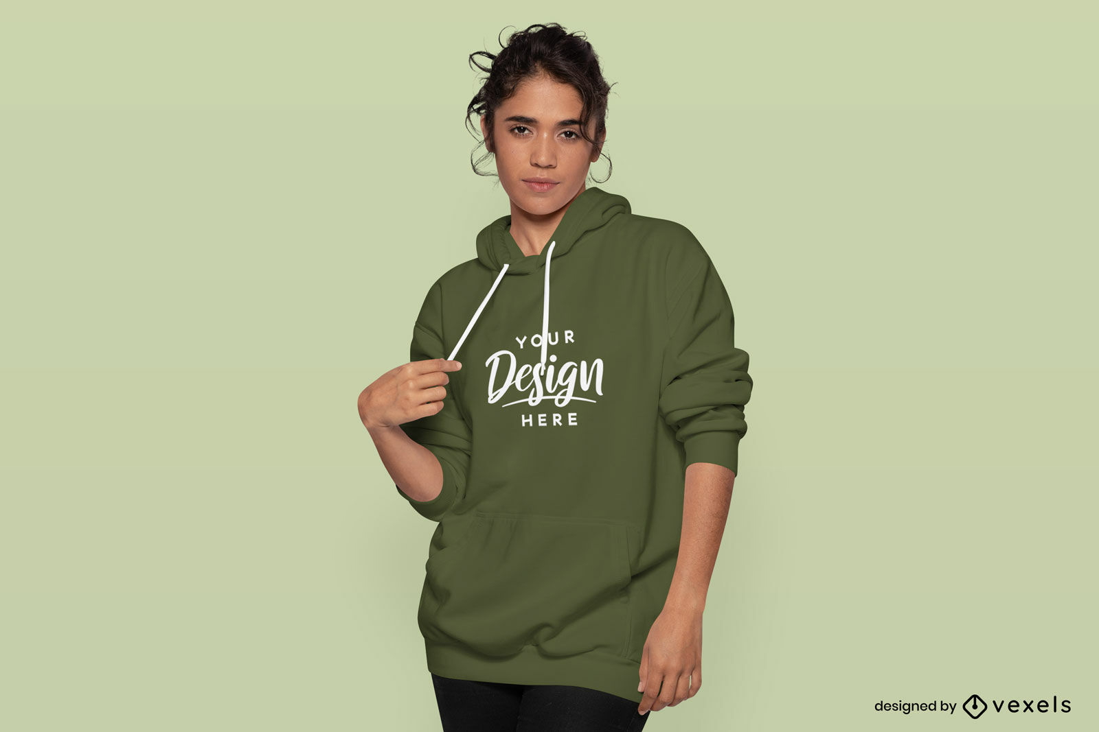 Mujer morena en maqueta de sudadera con capucha de gran tamaño