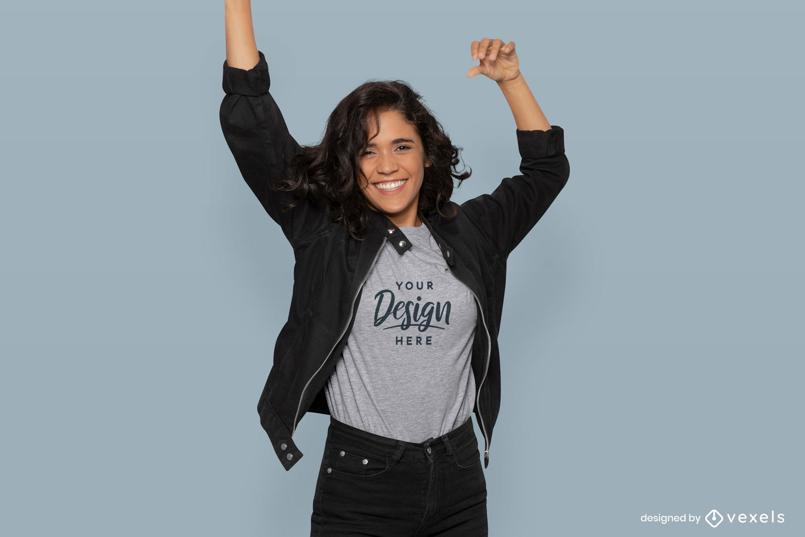 Mulher com cabelo curto dançando maquete de camiseta