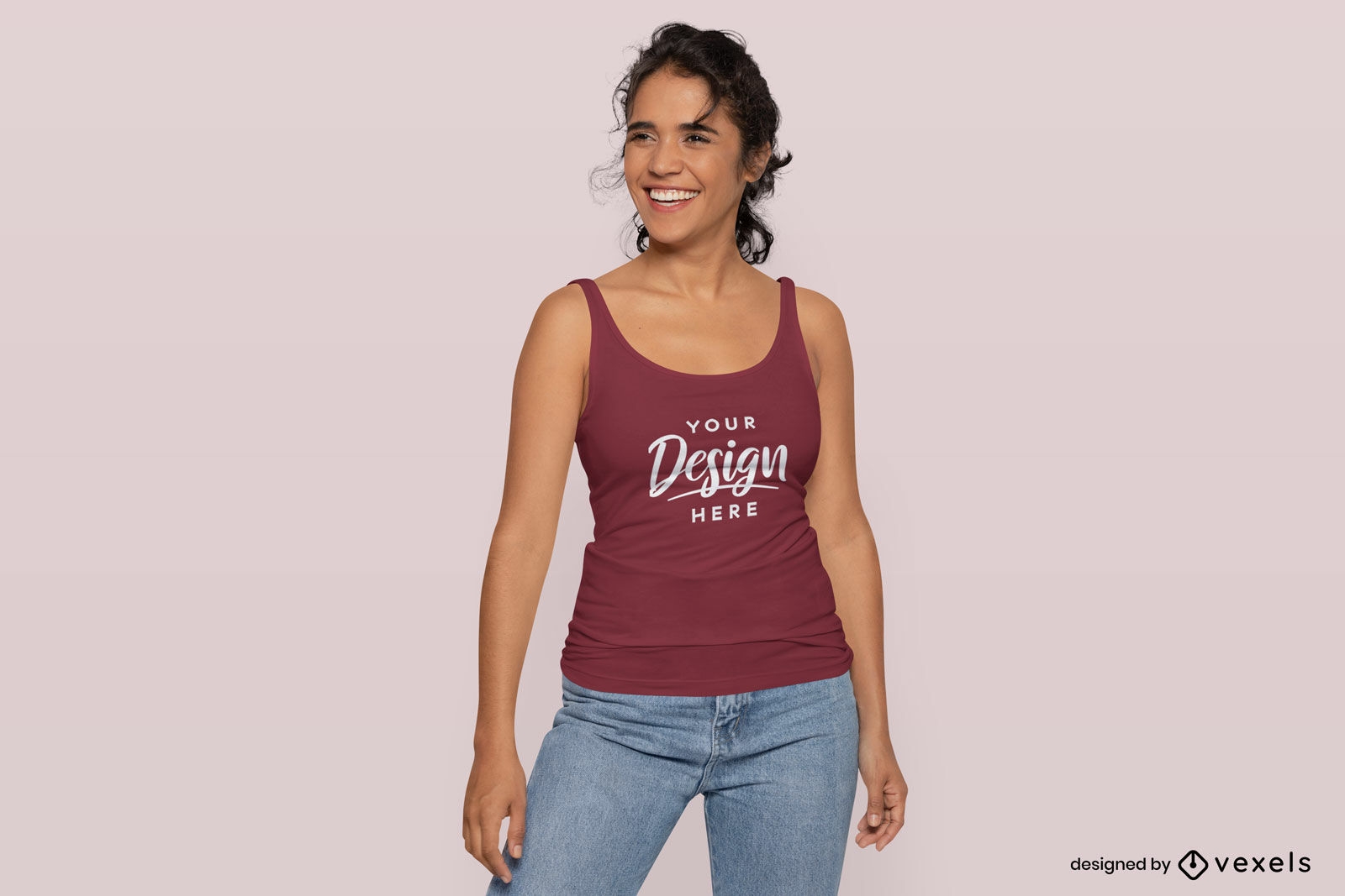 Mujer sonriendo en maqueta de camiseta sin mangas