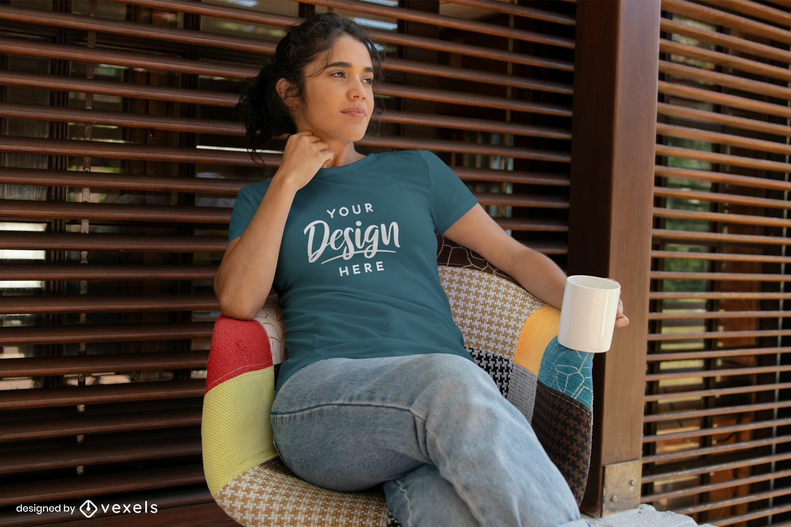 Frau sitzt auf Stuhl mit Becher und T-Shirt-Attrappe