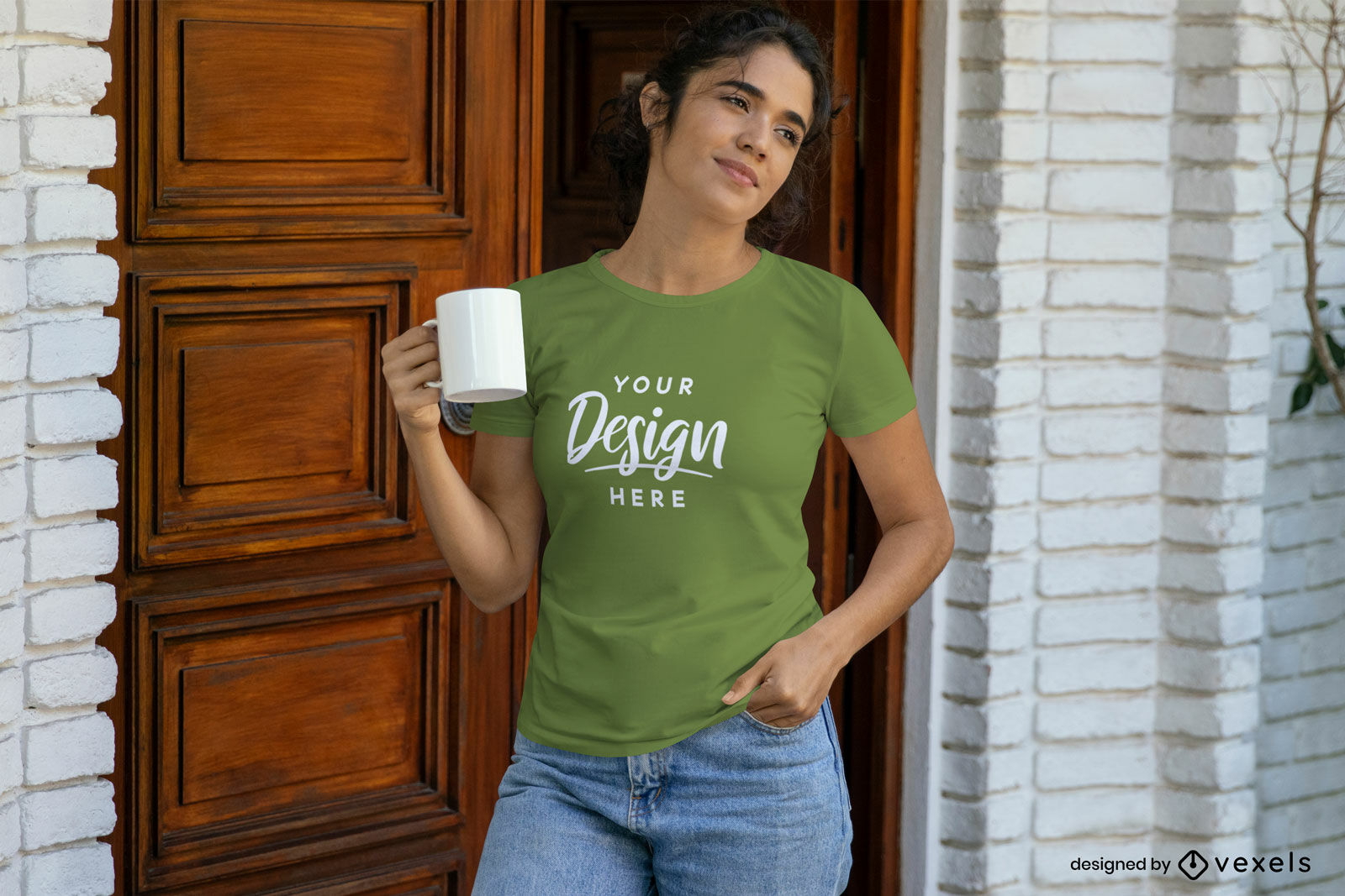 Mujer sosteniendo taza frente a maqueta de camiseta de puerta