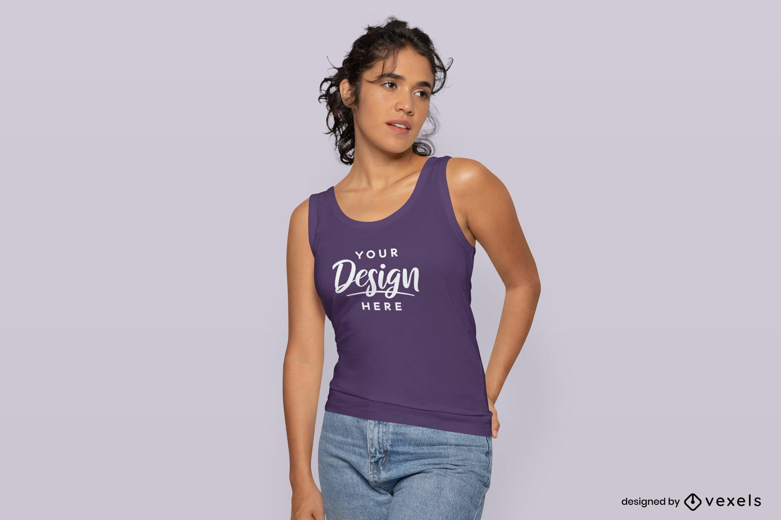 Br?nette Frau mit Tank-Top-T-Shirt-Attrappe