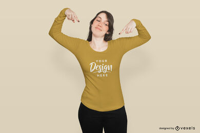 Frau, die auf Sweatshirtmodell zeigt