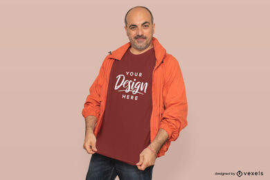 Homem de jaqueta laranja e maquete de camiseta