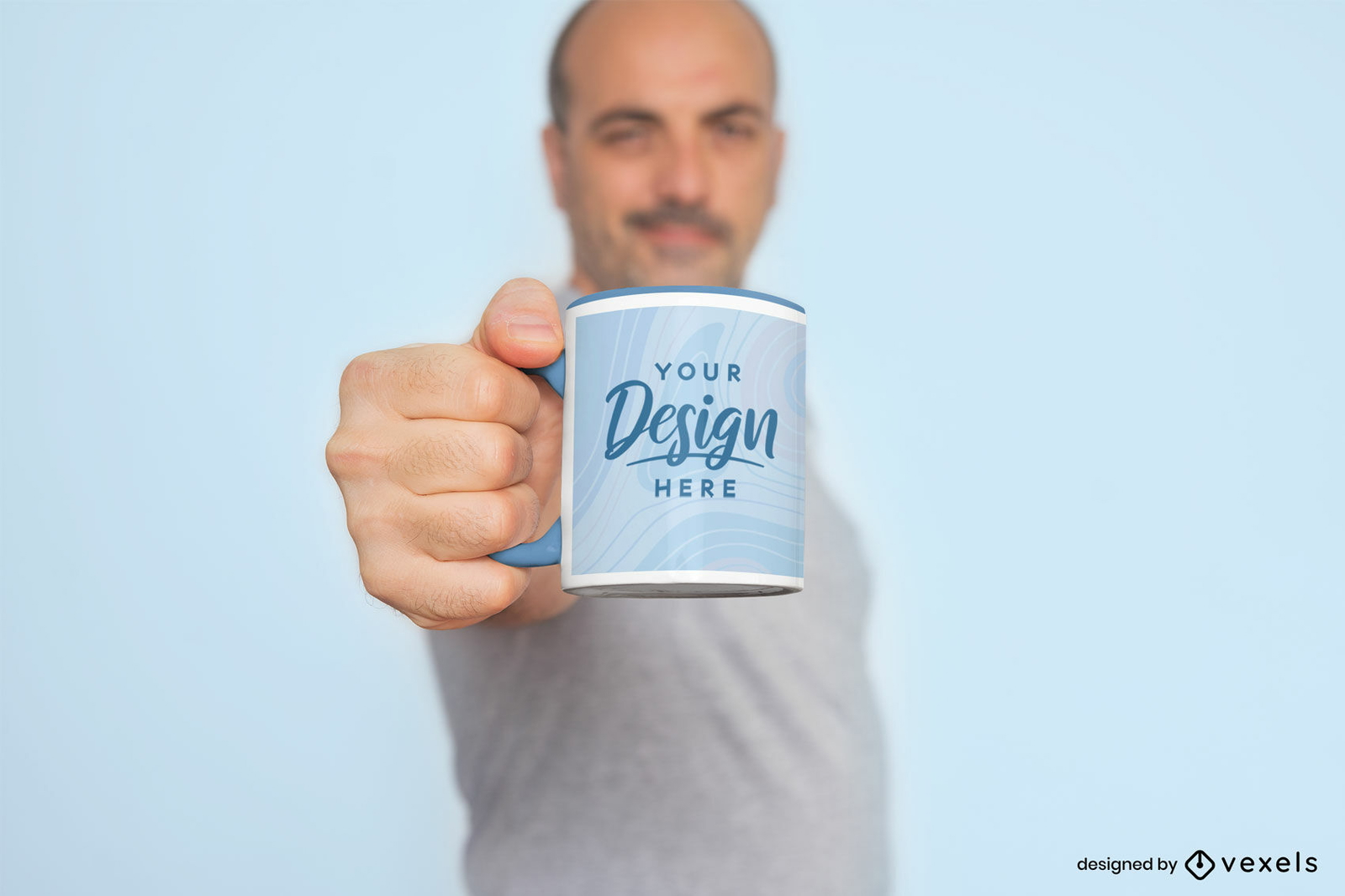 Homem segurando uma caneca pequena por maquete de alça