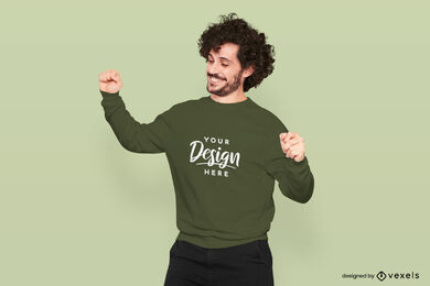 Hombre rizado celebrando maqueta de sudadera