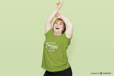 Mulher feliz dançando maquete de camiseta