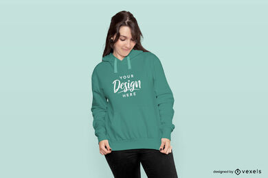 Chica mirando maqueta de sudadera con capucha