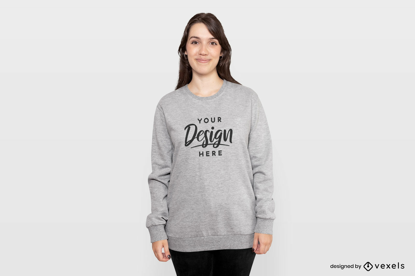 Mujer sonriendo y usando maqueta de sudadera larga