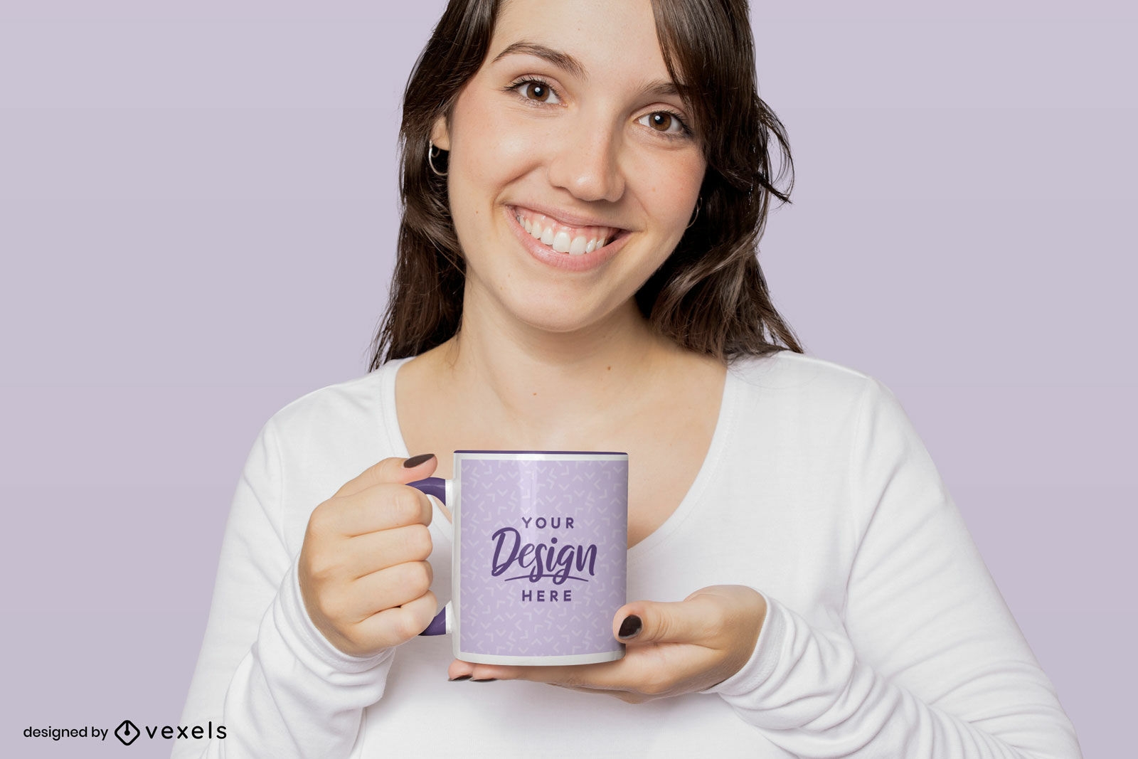 Mujer sonriendo sosteniendo maqueta de taza