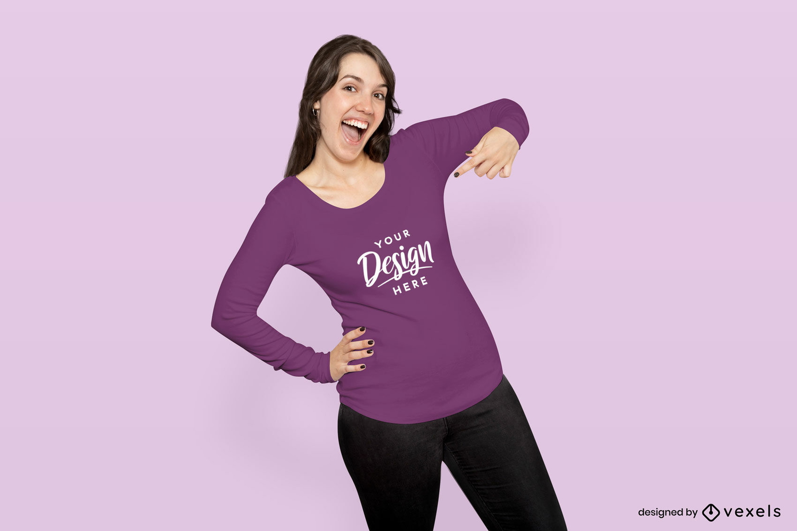 Chica feliz señalando maqueta de camiseta