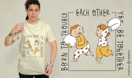 Kinder, die Kissenschlacht-T-Shirt-Design spielen