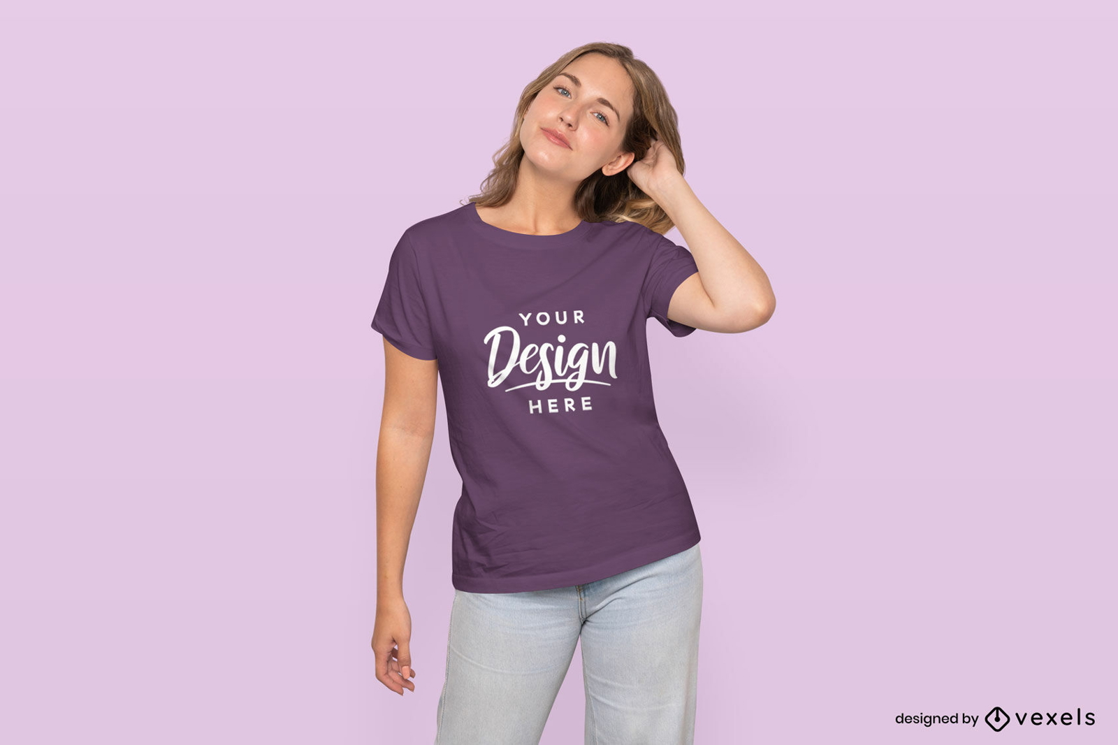 Maqueta de camiseta de mujer rubia tocándose el pelo