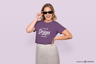Maqueta de camiseta de mujer rubia con gafas de sol