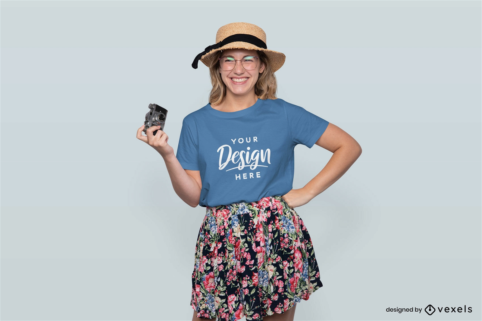 Frau mit Kamera-T-Shirt-Attrappe