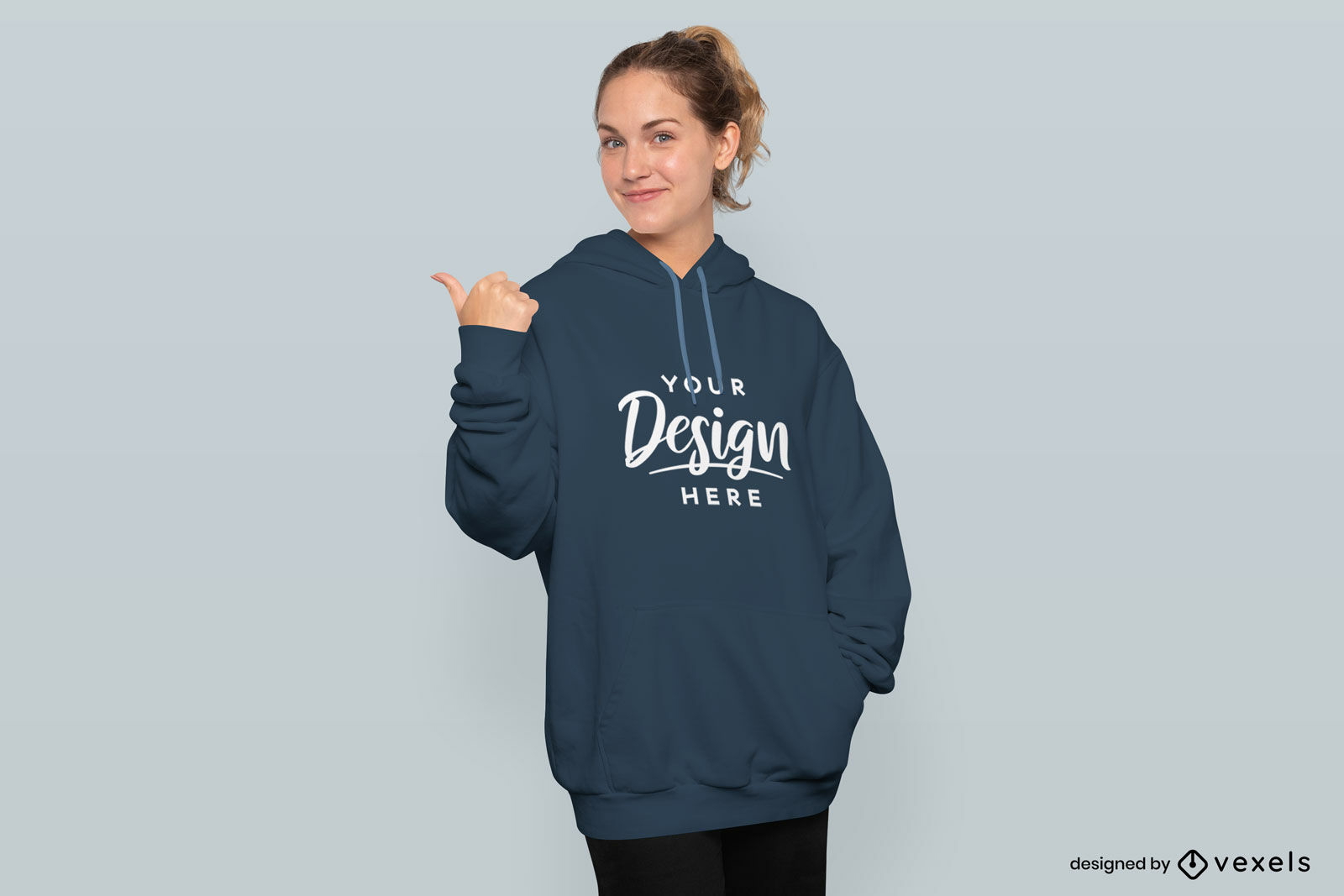 Maqueta de sudadera con capucha de mujer señalando con el pulgar a un lado