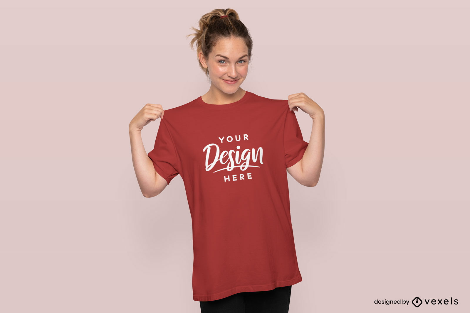 Weibliches Modell übergroßes T-Shirt-Mockup-Design